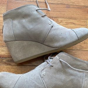 Tom’s taupe suede leather wedge booties